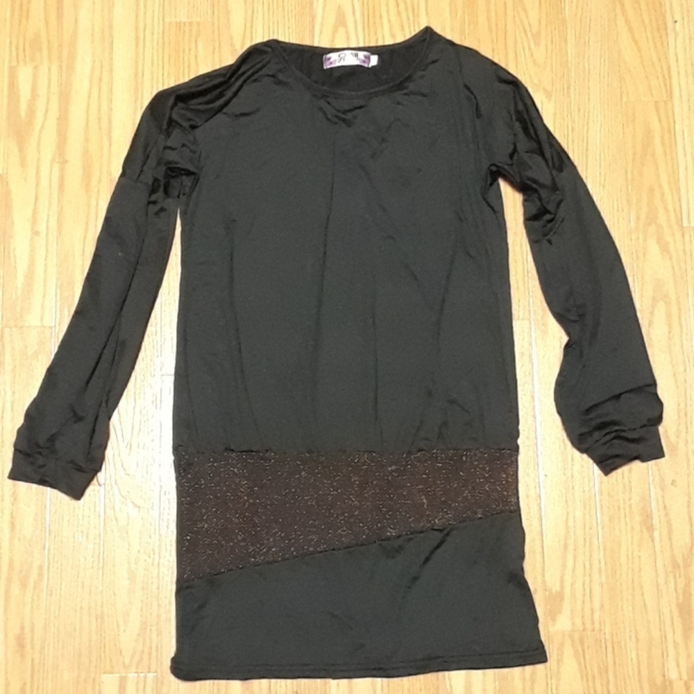 Extra long black top with bronze detailing.